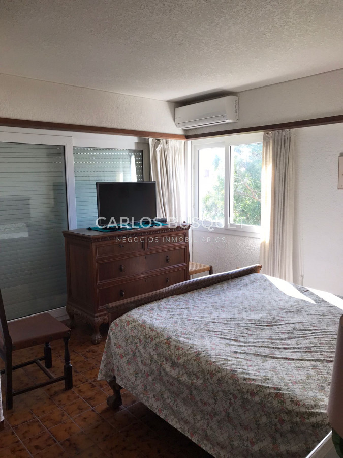 Apartamento ID.301 - En VENTA Apartamento 1era fila al mar Mansa, 4 dormitorios, parilla.