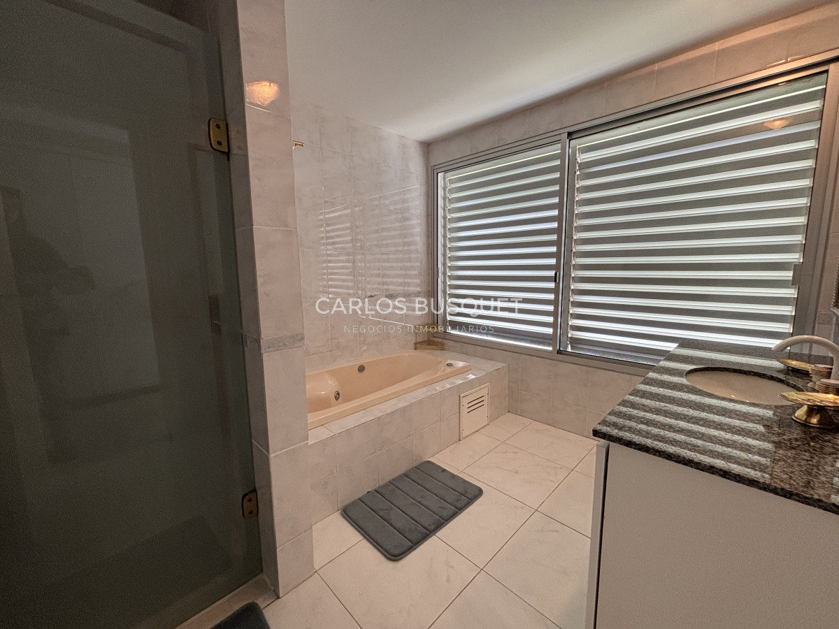 Apartamento ID.1305 - Apartamento en venta de 4 dormitorios en playa brava, frente al mar!