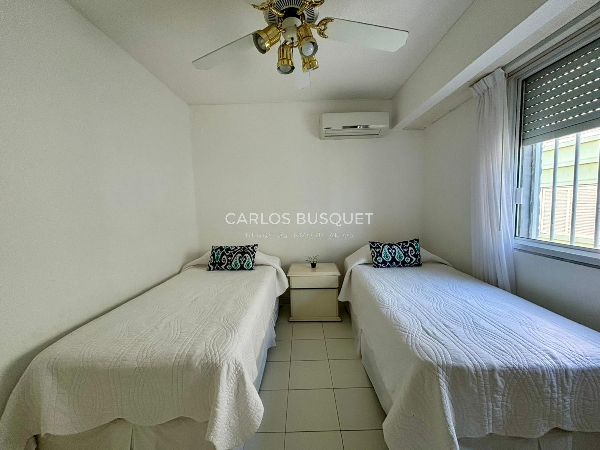 Apartamento ID.583 - Penthouse en venta, de 3 dormitorios y servicio, en playa Brava