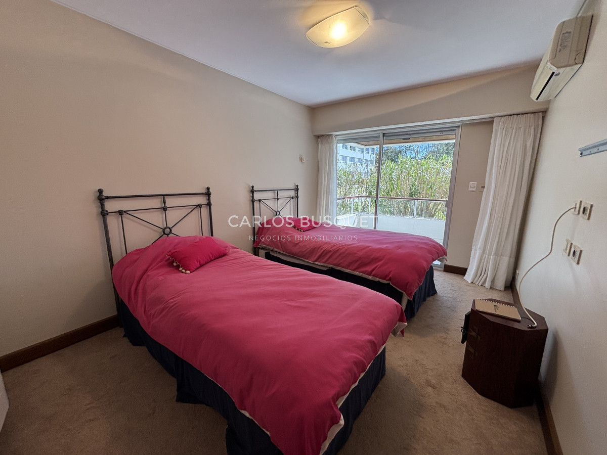 Apartamento ID.1305 - Apartamento en venta de 4 dormitorios en playa brava, frente al mar!