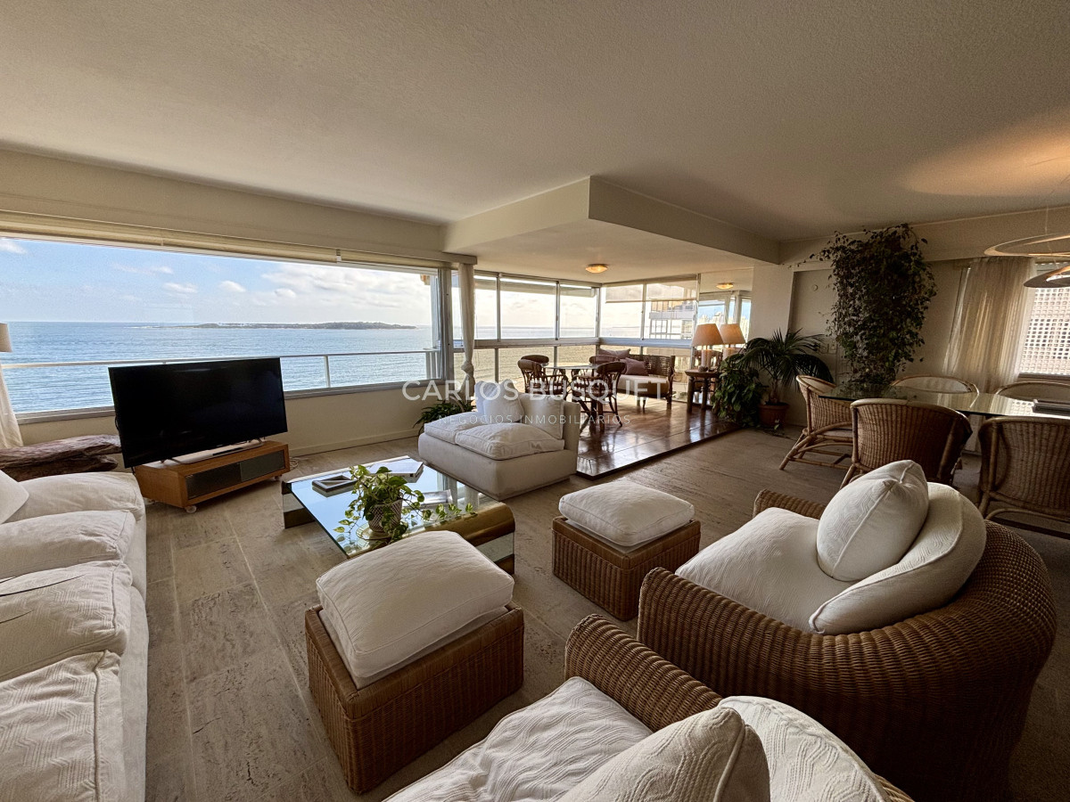 Apartamento ID.877 - Apartamento en venta de 3 dormitorios en suite, en Playa Mansa 