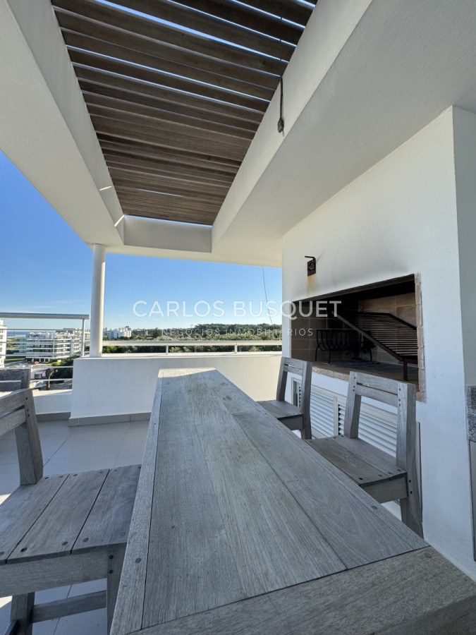 Apartamento ID.696 - Penthouse en venta, de 3 dormitorios en suite, en playa brava, primera linea
