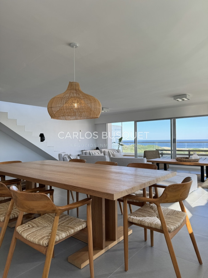 Apartamento ID.696 - Penthouse en venta, de 3 dormitorios en suite, en playa brava, primera linea