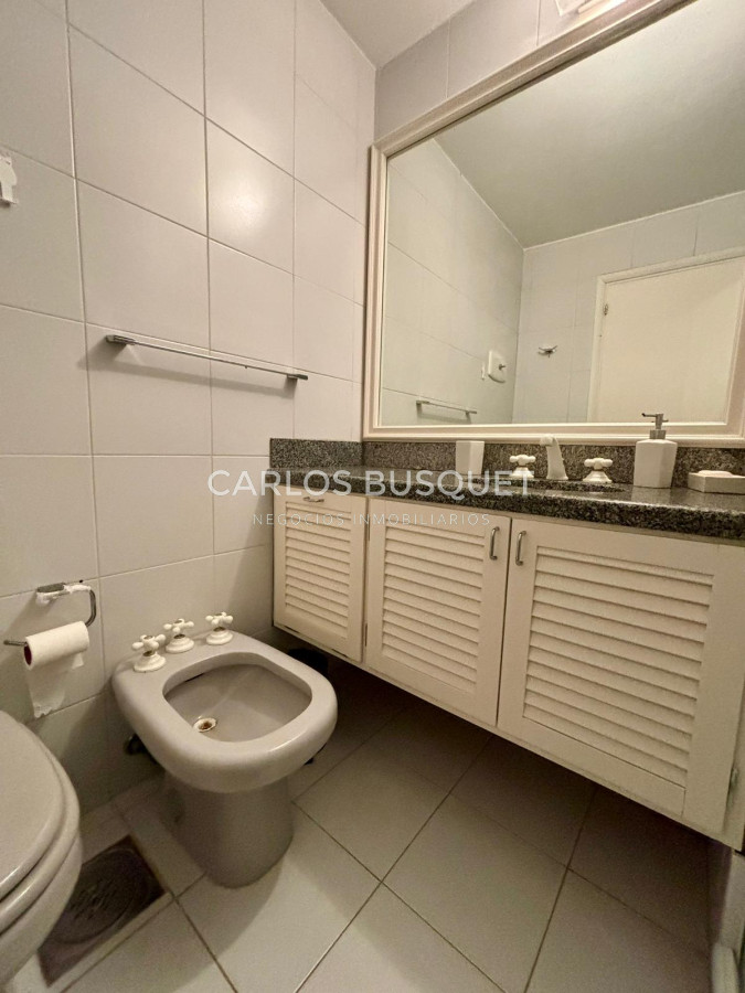 Apartamento ID.583 - Penthouse en venta, de 3 dormitorios y servicio, en playa Brava