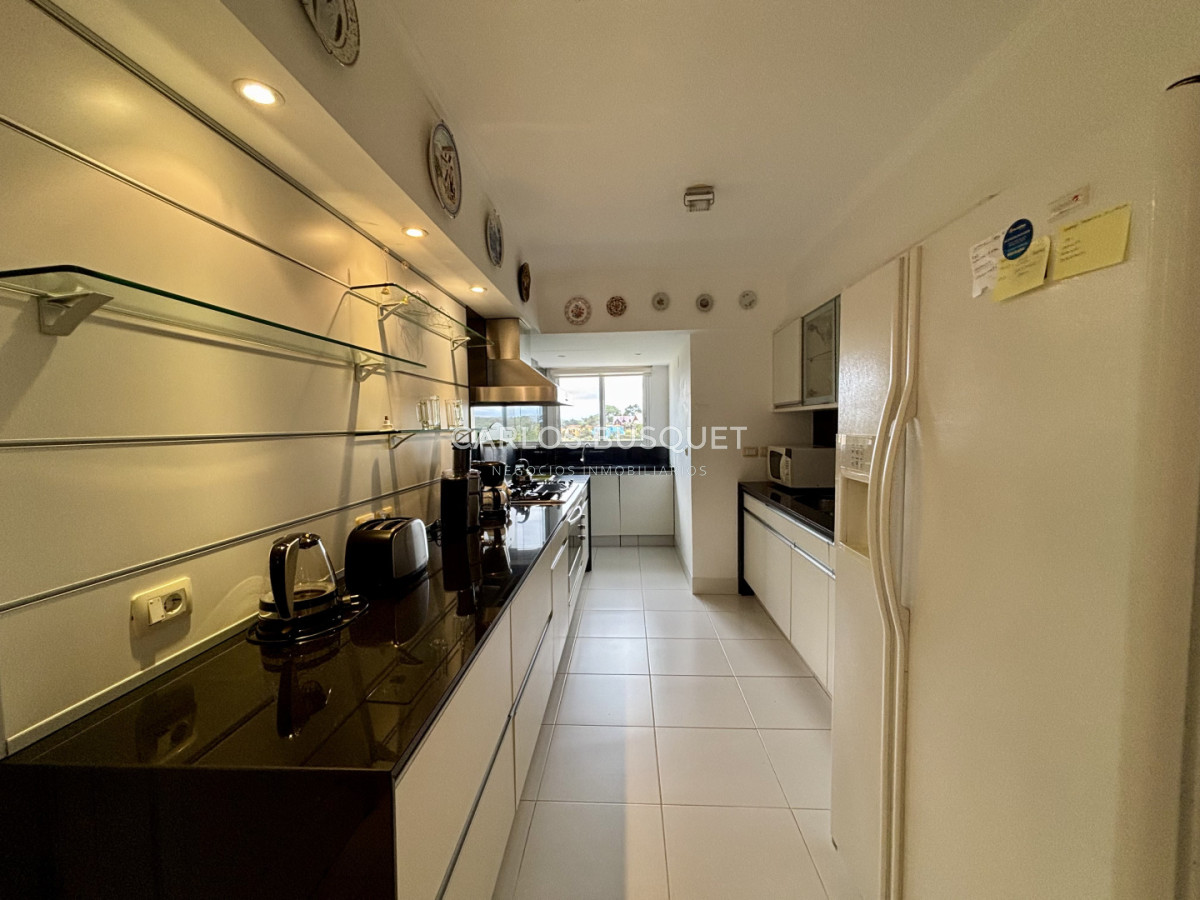 Apartamento ID.1563 - Venta apartamento de 4 dormitorios en Playa Brava, primera línea sobre el mar 