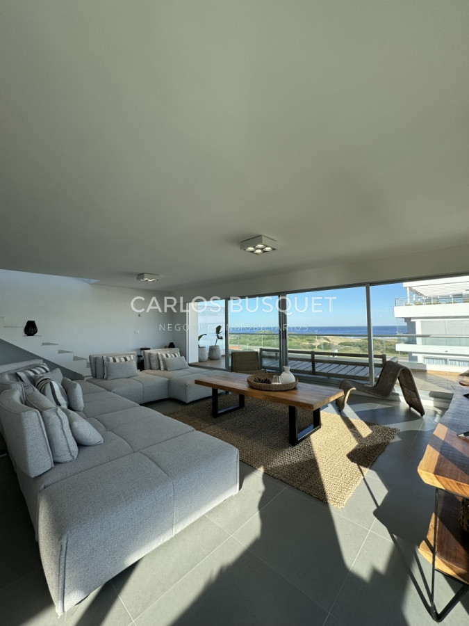 Apartamento ID.696 - Penthouse en venta, de 3 dormitorios en suite, en playa brava, primera linea