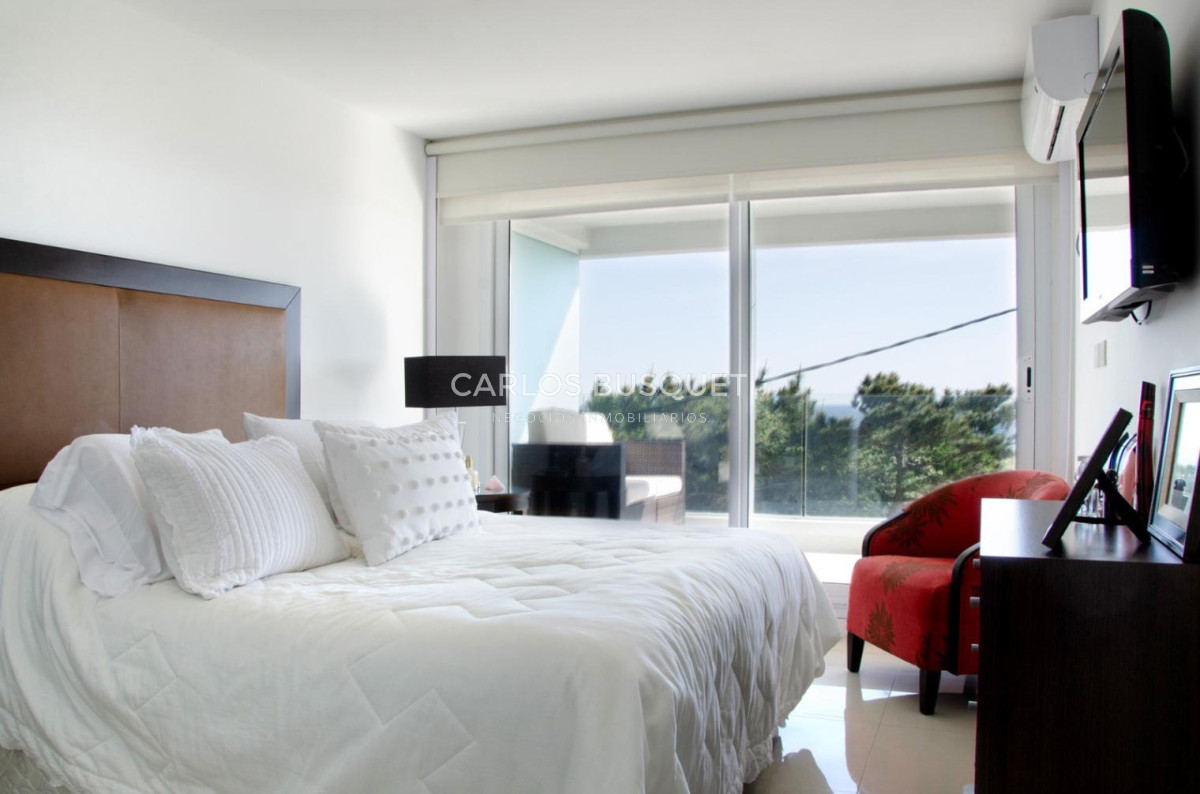 Apartamento ID.1462 - Hermoso apartamento en playa Mansa 2 dormitorios primera linea disponible en venta