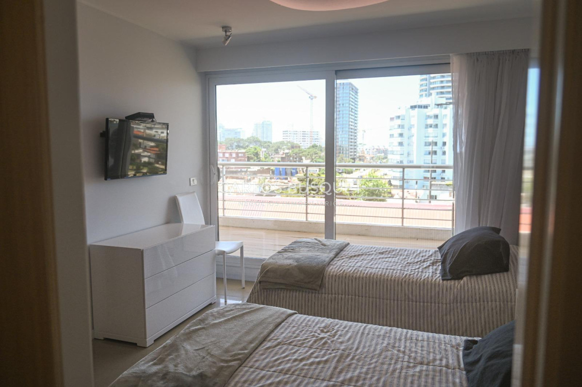 Apartamento ID.1453 - Apartamento en venta Playa Mansa Alexander Collection 3 suites y dependencia.