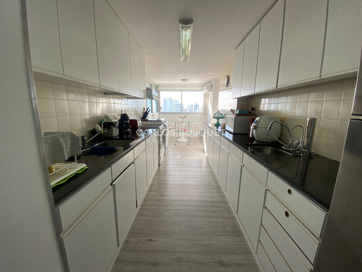 Apartamento ID.359 - Apartamento en alquiler, de 3 dormitorios, playa brava, frente al mar! 