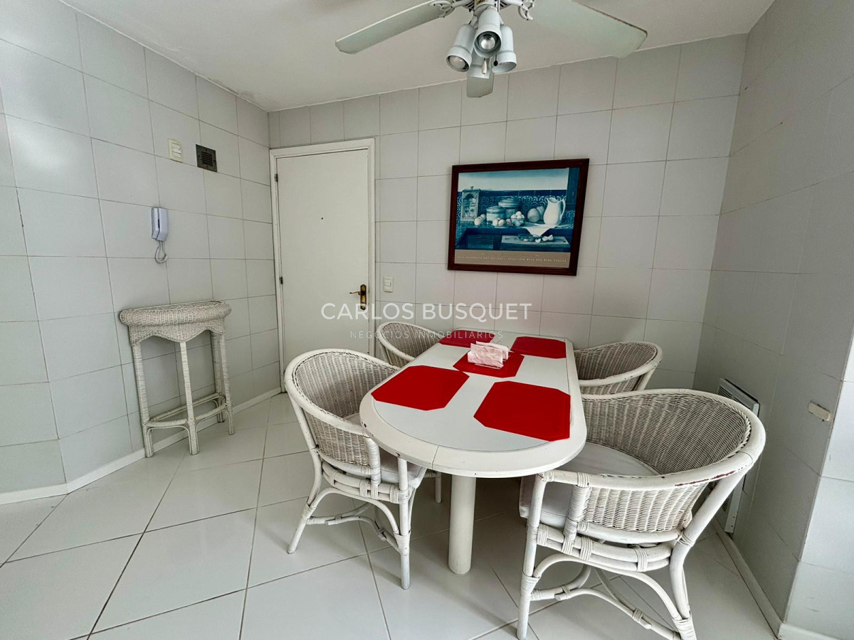 Apartamento ID.583 - Penthouse en venta, de 3 dormitorios y servicio, en playa Brava