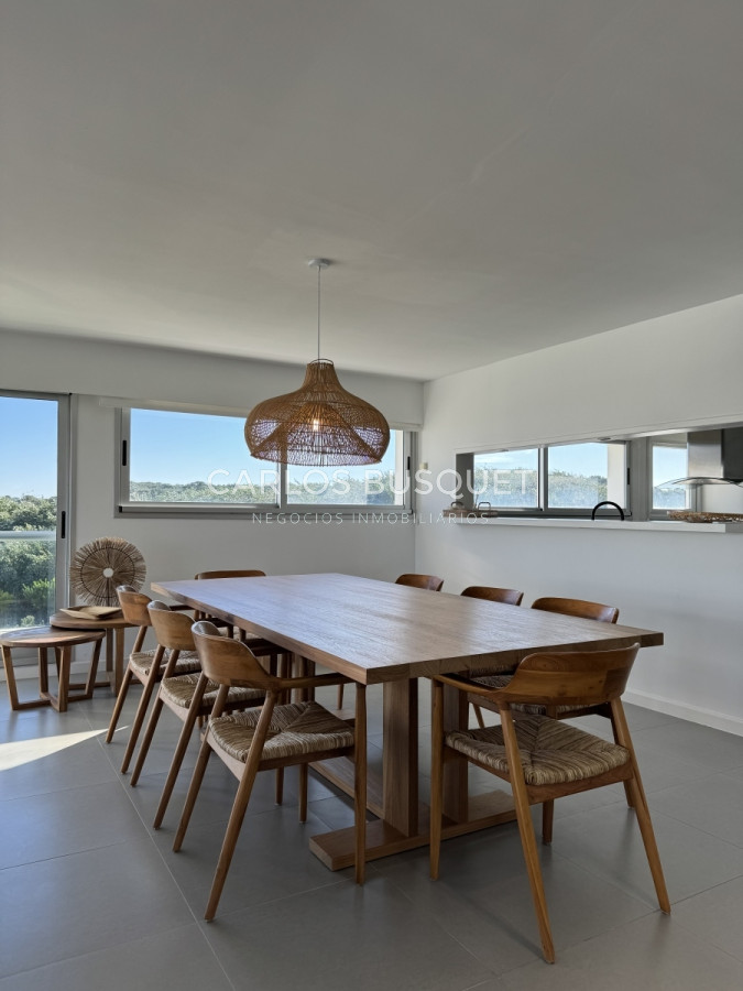 Apartamento ID.696 - Penthouse en venta, de 3 dormitorios en suite, en playa brava, primera linea