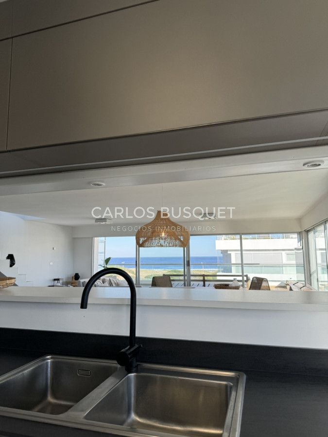 Apartamento ID.696 - Penthouse en venta, de 3 dormitorios en suite, en playa brava, primera linea