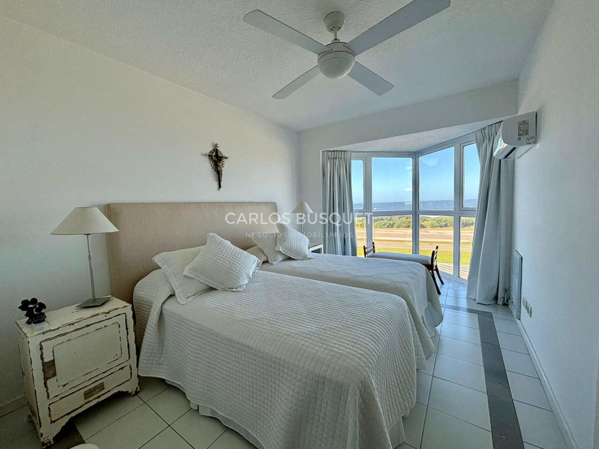Apartamento ID.583 - Penthouse en venta, de 3 dormitorios y servicio, en playa Brava