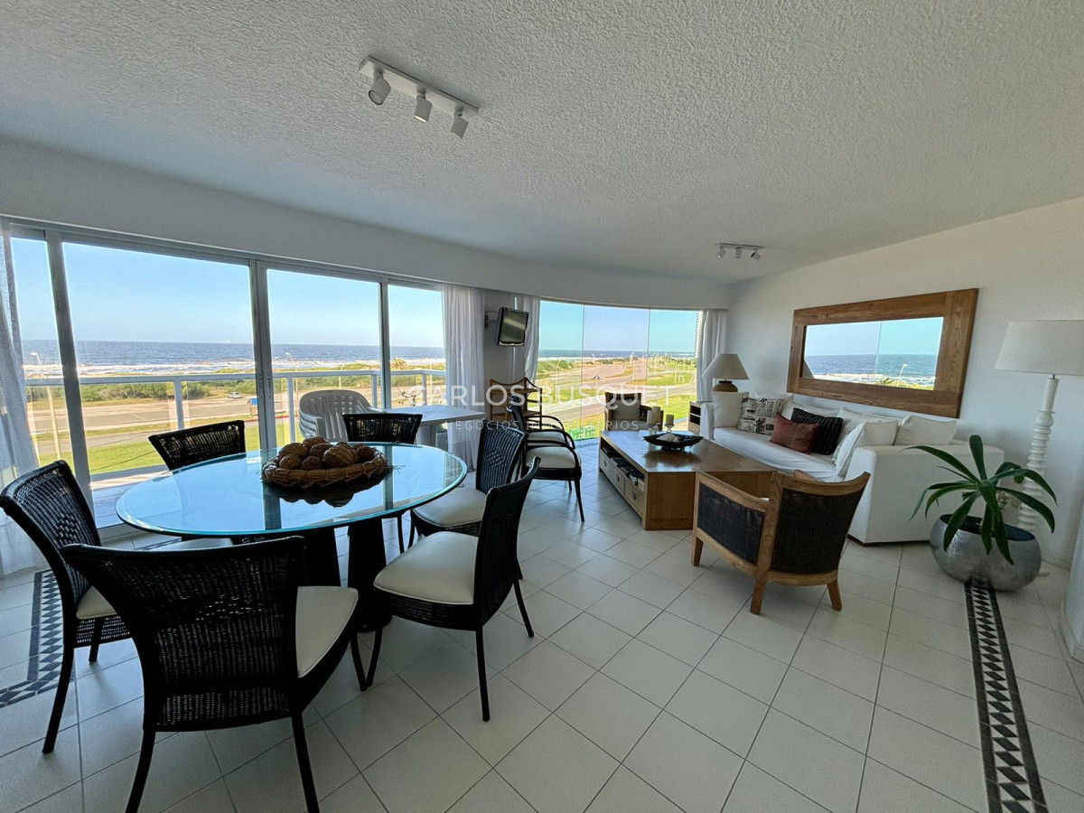 Apartamento ID.583 - Penthouse en venta, de 3 dormitorios y servicio, en playa Brava