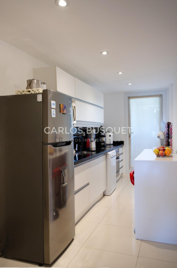 Apartamento ID.1462 - Hermoso apartamento en playa Mansa 2 dormitorios primera linea disponible en venta