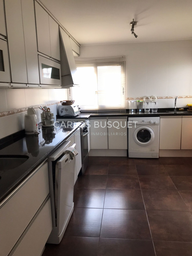 Apartamento ID.301 - En VENTA Apartamento 1era fila al mar Mansa, 4 dormitorios, parilla.