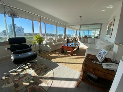 Apartamento en alquiler playa brava, frente al mar! 