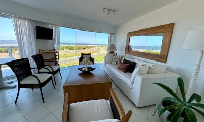 Penthouse en venta, de 3 dormitorios y servicio, en playa Brava