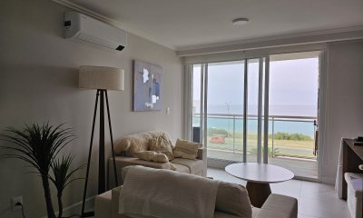 Venta de apartamento 2 dormitorios en Playa Mansa, edificio Cruceros