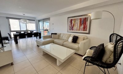 Espectacular apartamento en venta de 2 dormitorios y medio en playa mansa