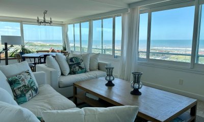 Apartamento en venta de 3 dormitorios en playa brava, frente al mar!