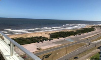 Apartamento en venta, de 2 dormitorios, en playa brava, frente al mar!