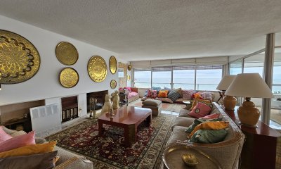 Apartamento en venta, de 3 dormitorios, en playa brava primera linea