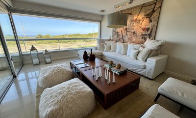 Apartamento en venta de 3 dormitorios en suite, en playa brava, primera linea!