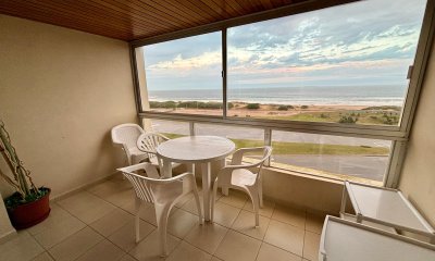 Apartamento en venta de 2 dormitorios, playa brava, primera fila