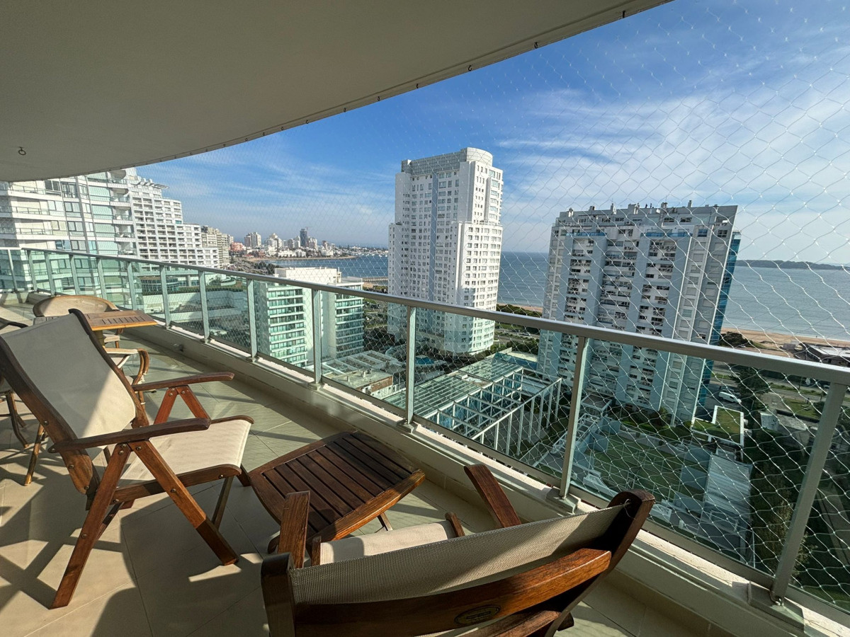 Apartamento en alquiler invernal de 3 suites en Gala Tower playa mansa