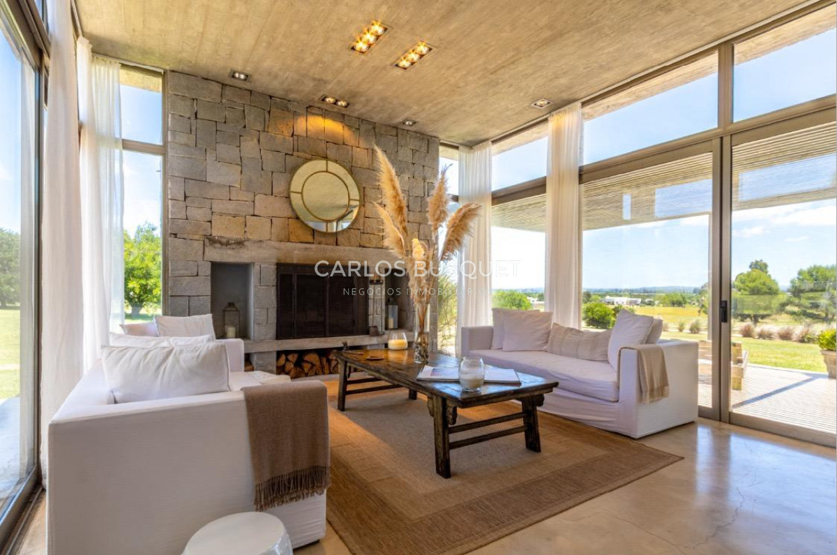 Casa ID.557 - Casa en venta en La Barra, Barrio el Quijote, de 3 dormitorios y servicio. 