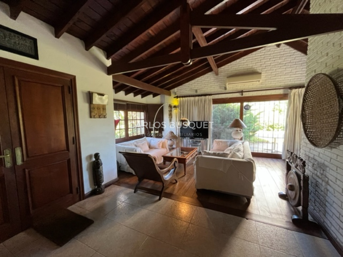Casa ID.549 - Casa en venta de 4 dormitorios, en zona Mansa, a 2 cuadras de la playa