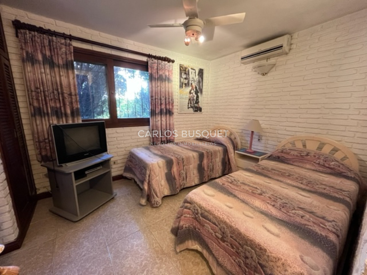 Casa ID.549 - Casa en venta de 4 dormitorios, en zona Mansa, a 2 cuadras de la playa