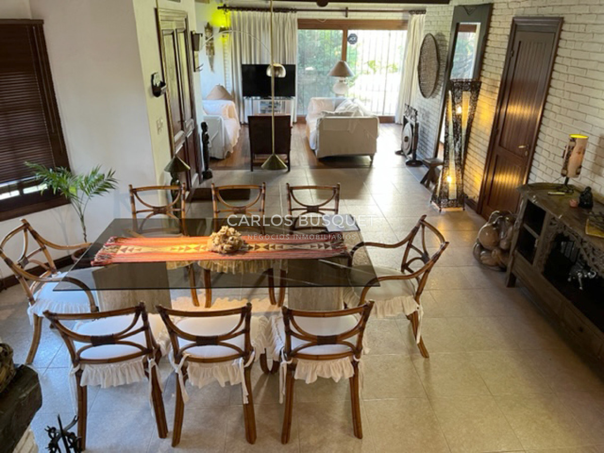 Casa ID.549 - Casa en venta de 4 dormitorios, en zona Mansa, a 2 cuadras de la playa