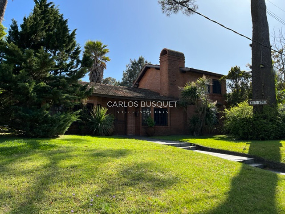 Casa ID.549 - Casa en venta de 4 dormitorios, en zona Mansa, a 2 cuadras de la playa