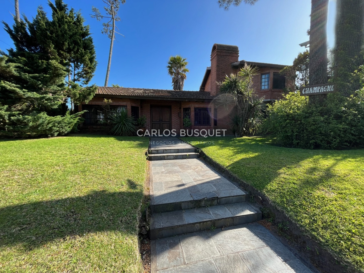 Casa ID.549 - Casa en venta de 4 dormitorios, en zona Mansa, a 2 cuadras de la playa