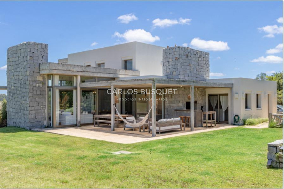 Casa ID.557 - Casa en venta en La Barra, Barrio el Quijote, de 3 dormitorios y servicio. 