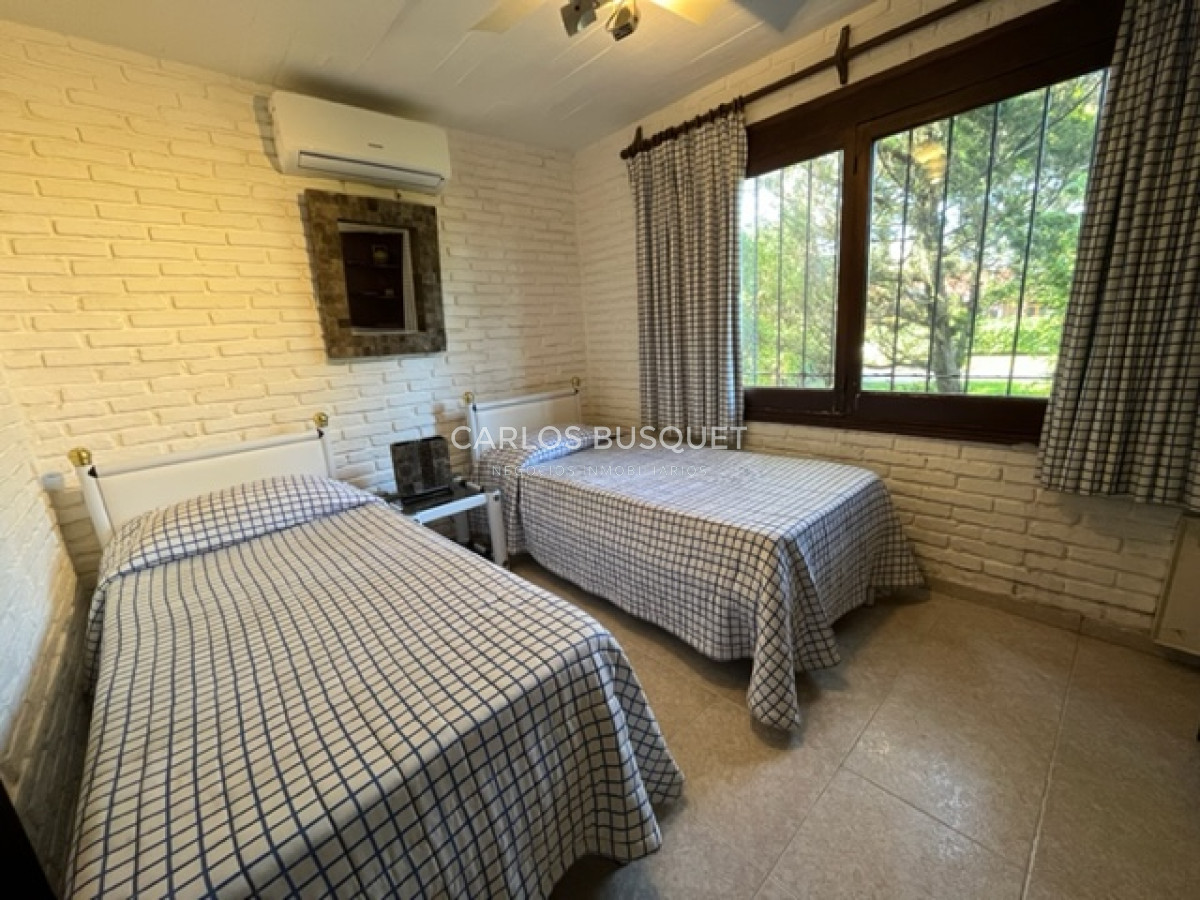Casa ID.549 - Casa en venta de 4 dormitorios, en zona Mansa, a 2 cuadras de la playa