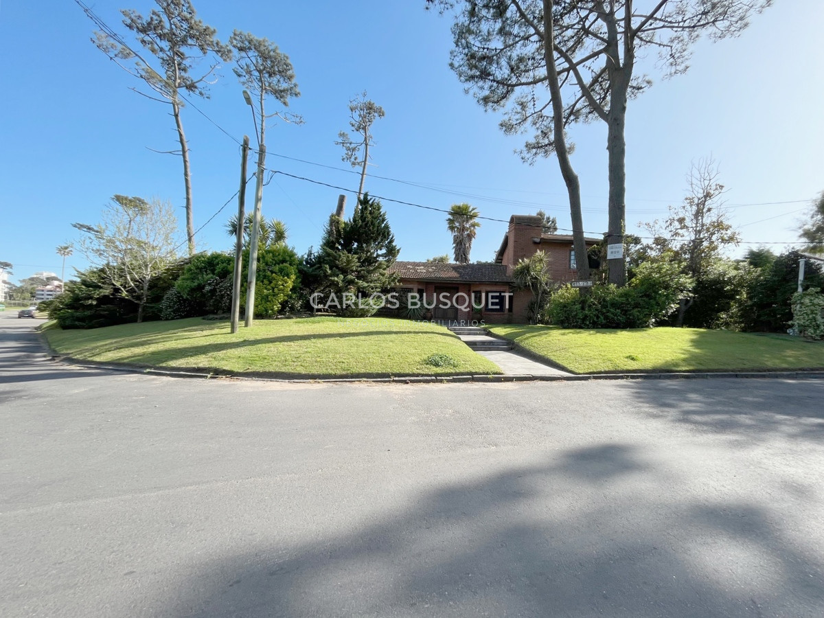 Casa ID.549 - Casa en venta de 4 dormitorios, en zona Mansa, a 2 cuadras de la playa