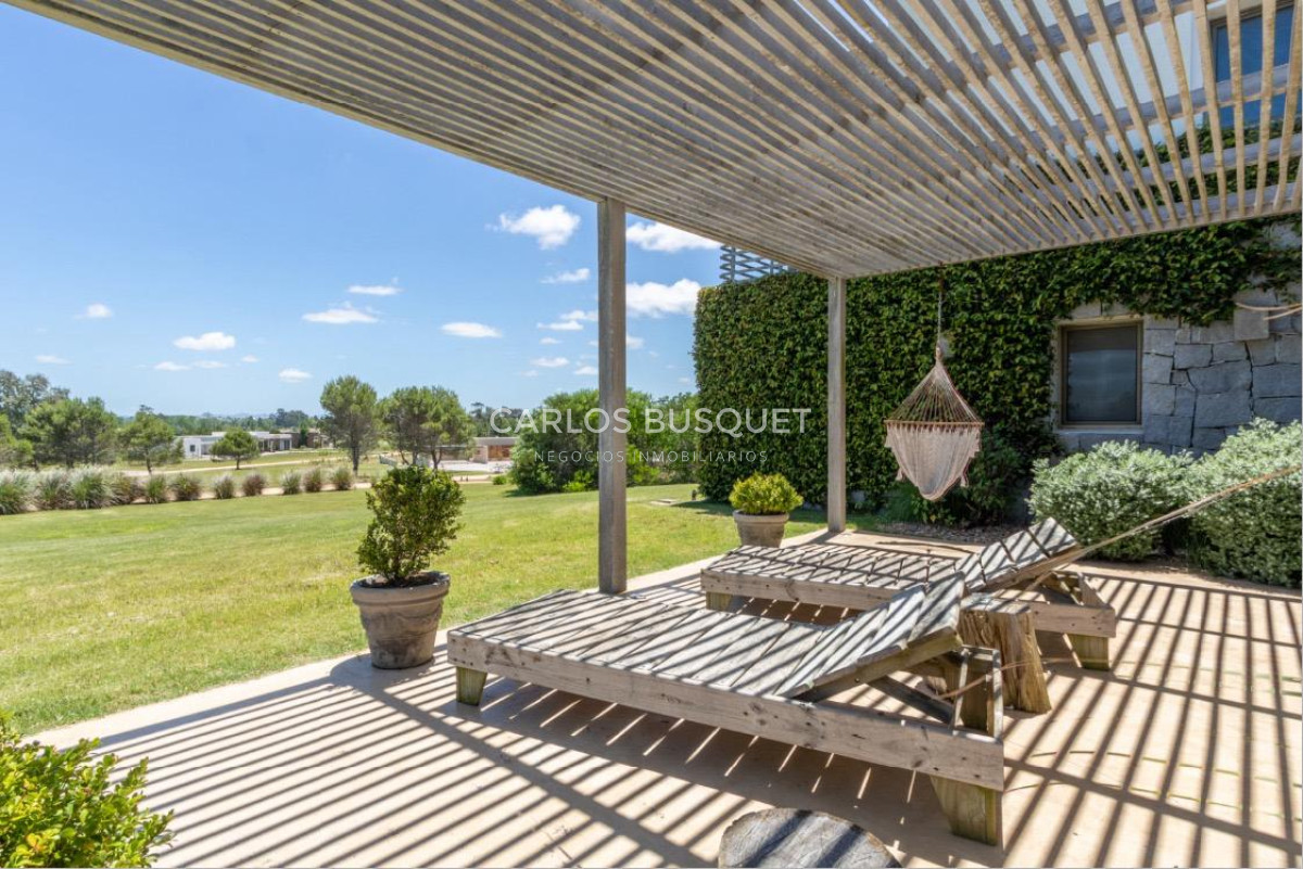 Casa ID.557 - Casa en venta en La Barra, Barrio el Quijote, de 3 dormitorios y servicio. 