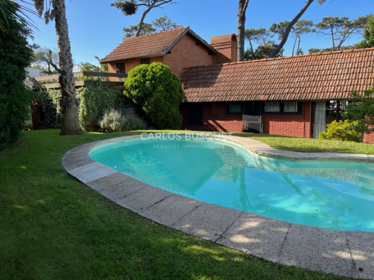 Casa ID.549 - Casa en venta de 4 dormitorios, en zona Mansa, a 2 cuadras de la playa