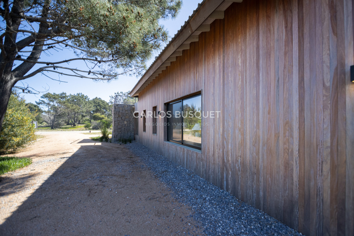 Casa ID.323 - Casa en venta de 4 dormitorios, en Jose Ignacio, Barrio Laguna Escondida