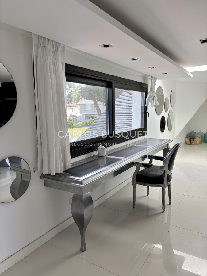 Casa ID.995 - Casa en alquiler temporal, de 5 dormitorios en suite, en playa brava, sobre el mar