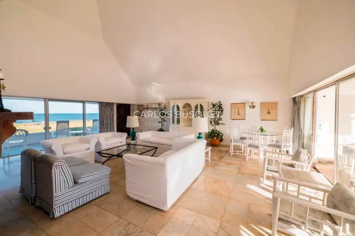 Casa ID.1628 - Casa en alquier temporal de 9 dormitorios en Playa Mansa primera linea Punta Del Este