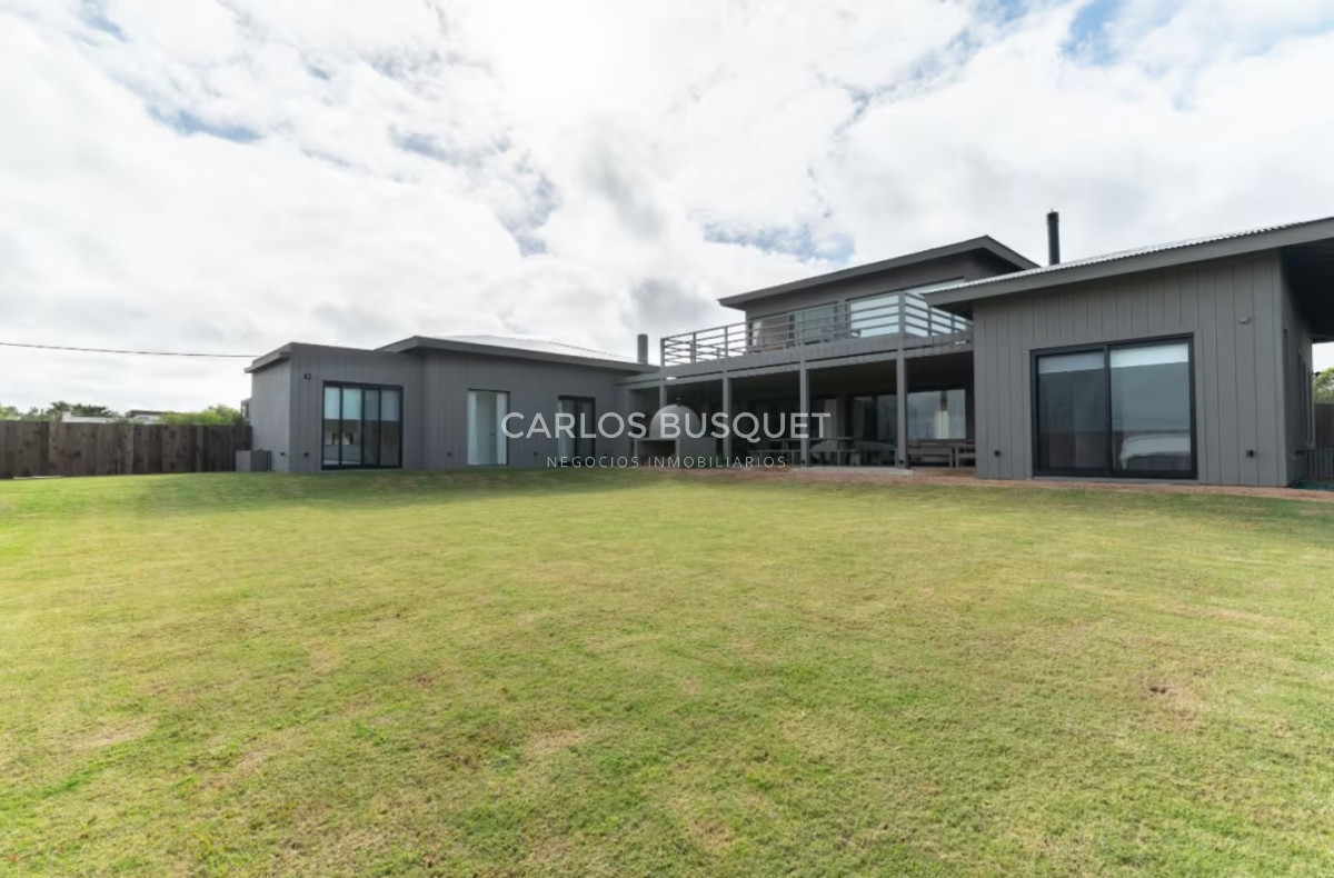 Casa ID.1366 - Casa en venta de 3 dormitorios en suite en La Juanita