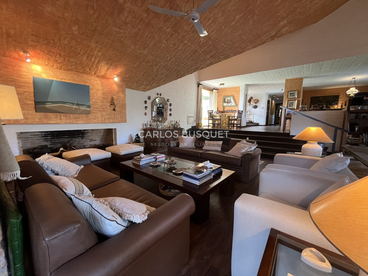 Casa ID.69 - Casa en Venta de 7 dormitorios, en zona del Golf! 