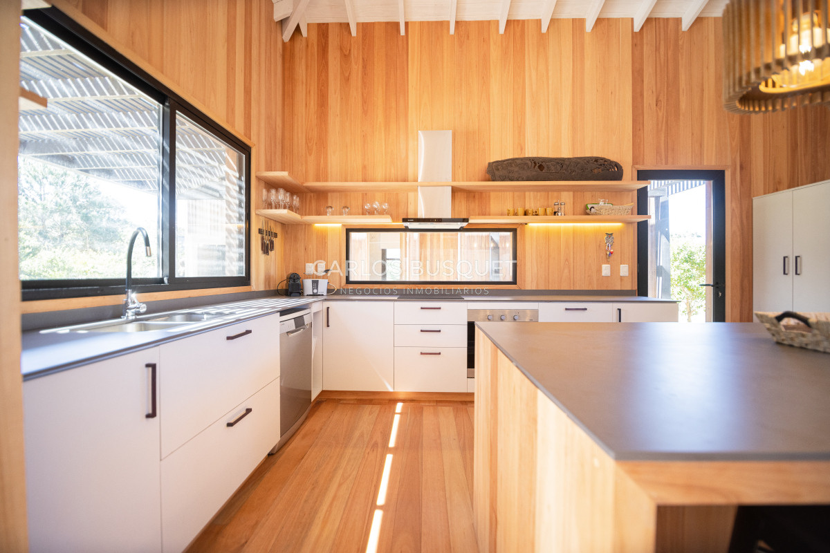 Casa ID.323 - Casa en venta de 4 dormitorios, en Jose Ignacio, Barrio Laguna Escondida