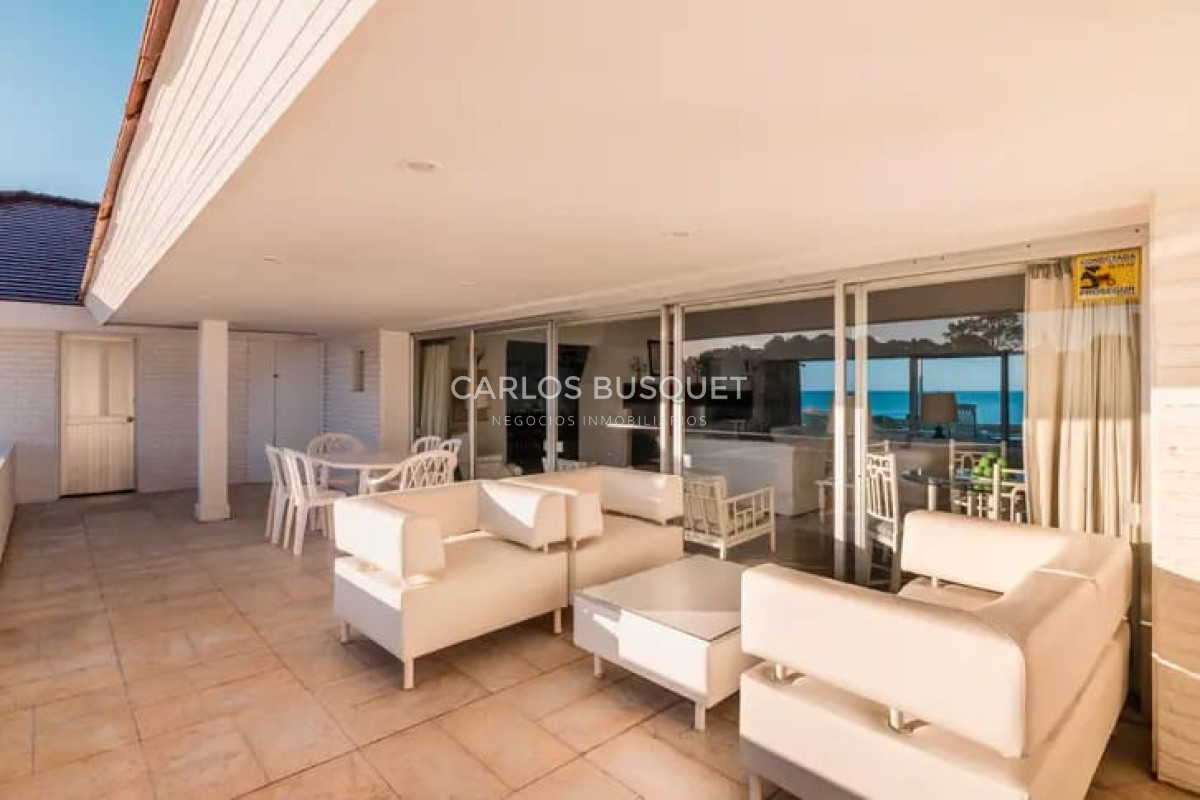 Casa ID.1628 - Casa en alquier temporal de 9 dormitorios en Playa Mansa primera linea Punta Del Este