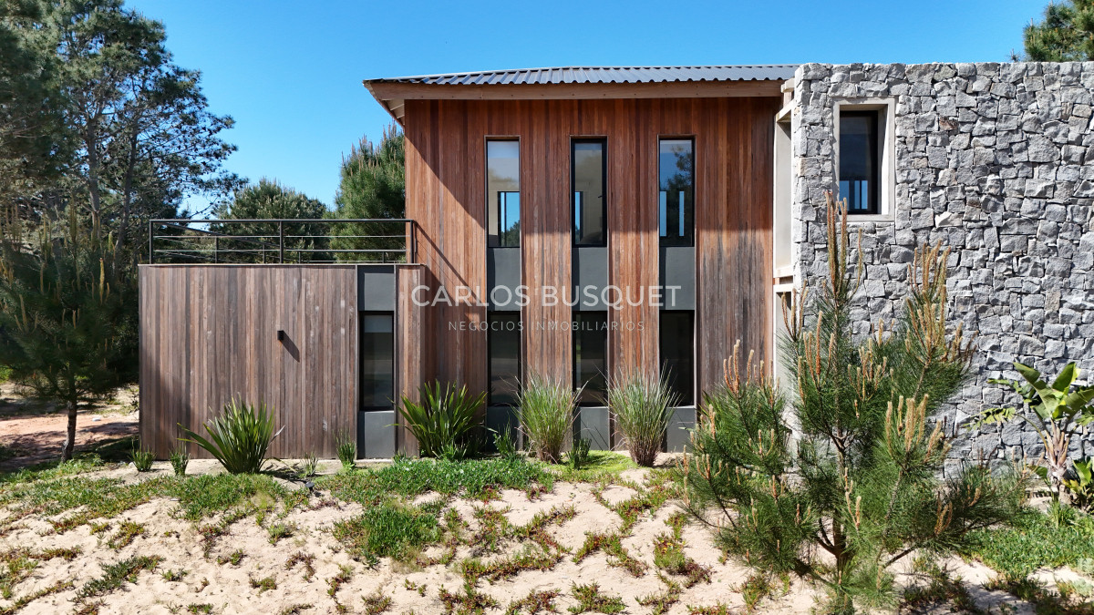 Casa ID.323 - Casa en venta de 4 dormitorios, en Jose Ignacio, Barrio Laguna Escondida