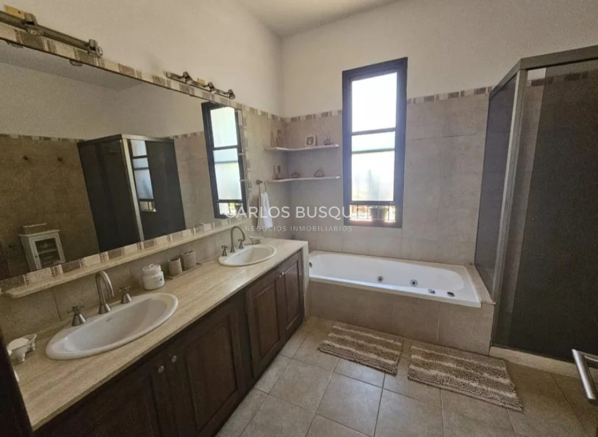 Casa ID.789 - Alquiler temporada casa de 5 dormitorios en playa Mansa.